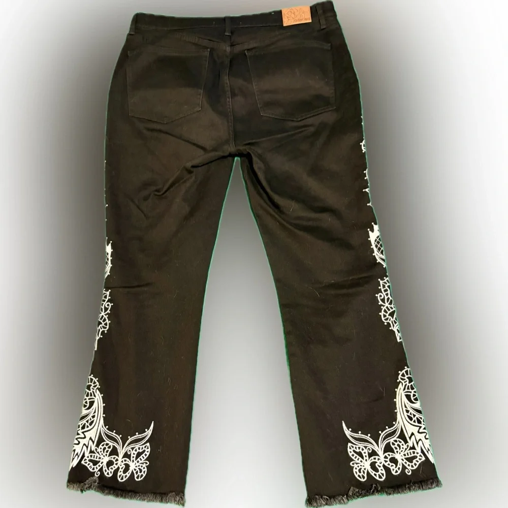 Johnny Was Embroidered Black Crop Jeans Sz 32 - Picture 3 of 9